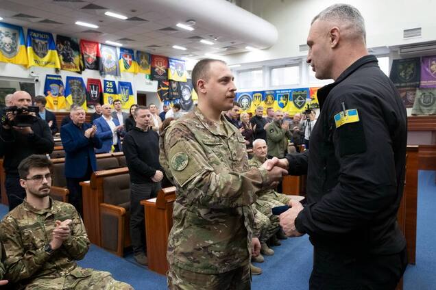 Кличко нагородив медалями та відзнаками столичних воїнів 1-го корпусу 'Азов' Нацгвардії