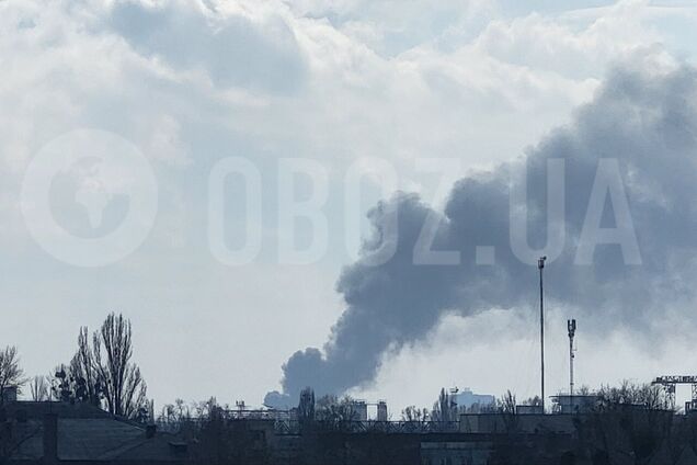 В Киеве произошел масштабный пожар: столб черного дыма видно в разных районах. Фото и видео