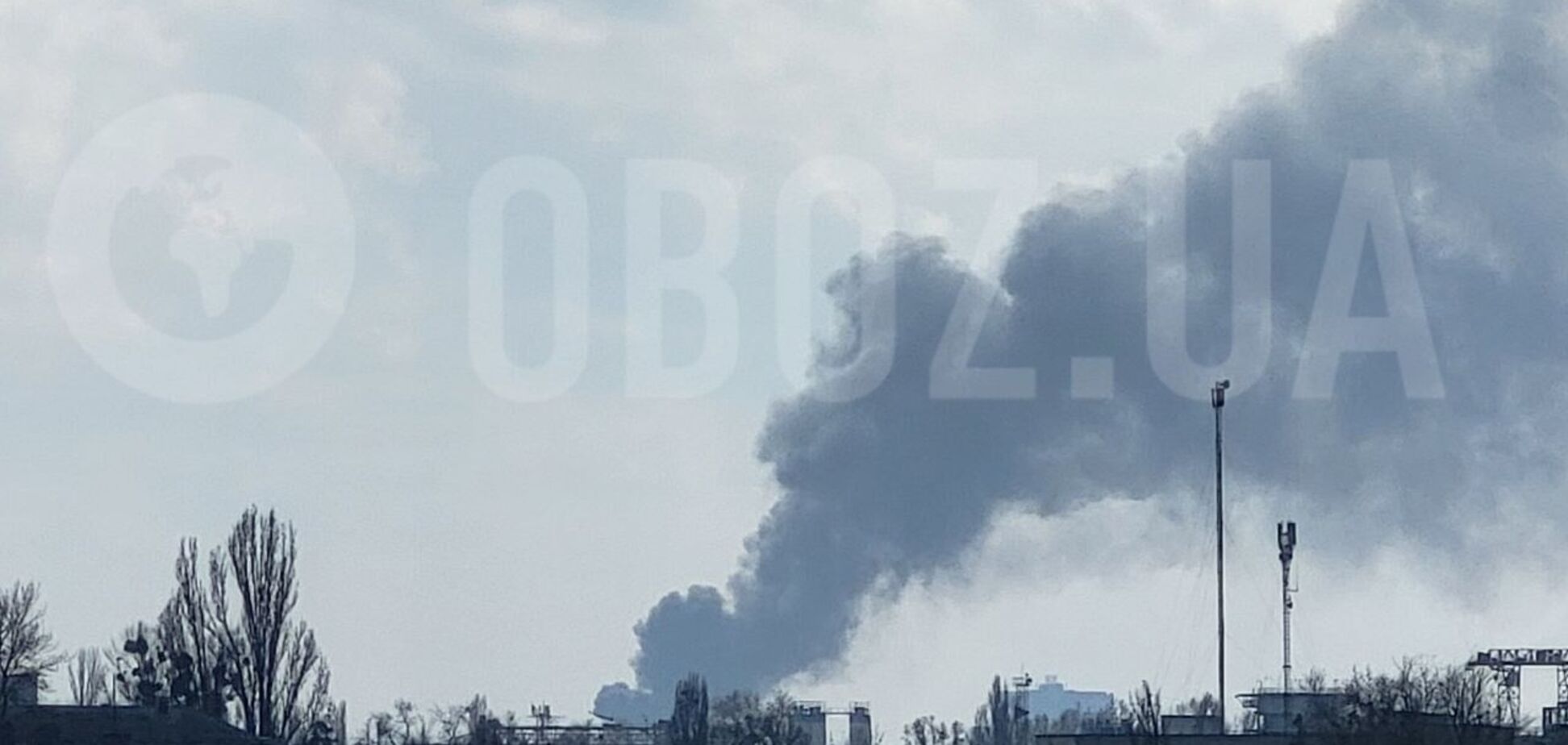 В Киеве произошел масштабный пожар: столб черного дыма видно в разных районах. Фото и видео