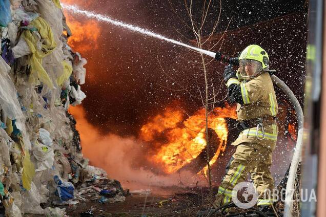 У Києві сталась масштабна пожежа: стовп чорного диму видно у різних районах. Усі подробиці, фото та відео