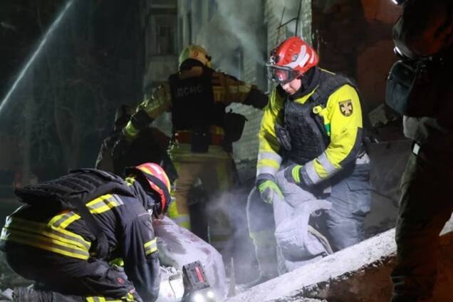 Росія обстріляла житловий район Харкова: внаслідок влучання ракети у багатоквартирний будинок є поранені