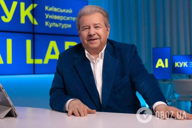 Михаил Поплавский встретил СБУ в брендовых домашних тапочках за более 4000 грн. Фото