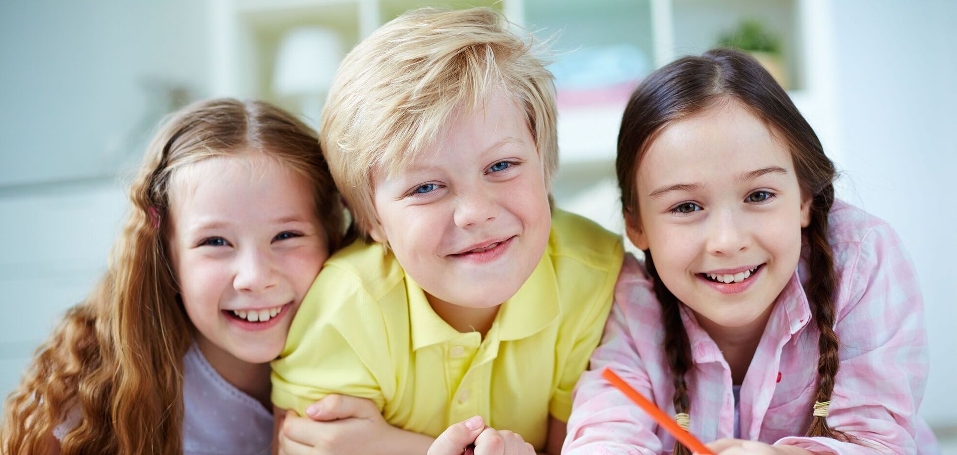 Дівчинка спокійно сидить у ресторані: інтернет сколихнула гаряча дискусія через виховання дітей 'без iPad'