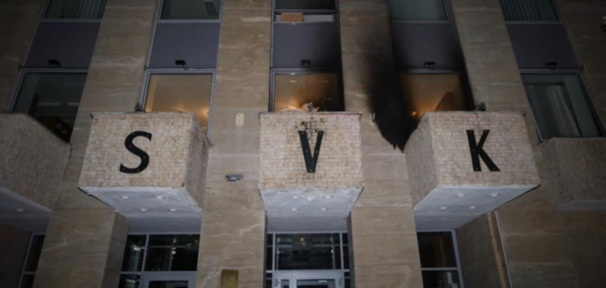 'Русский дом' в Праге забросали коктейлями Молотова. Фото