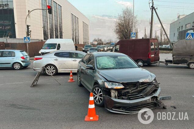 Под Киевом Volkswage протаранил легковушку, а затем вылетел на тротуар и сбил пенсионерку. Подробности и фото
