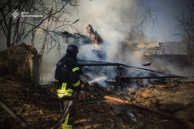 На Чернігівщині ворожі БПЛА влучили в приватний будинок та зерносховище: є загиблий. Фото