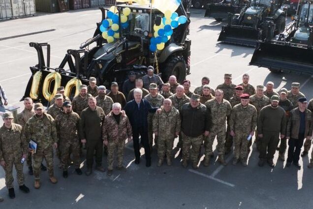 Є перша сотня: Порошенко передав на фронт чергову партію екскаваторів для фортифікаційних робіт