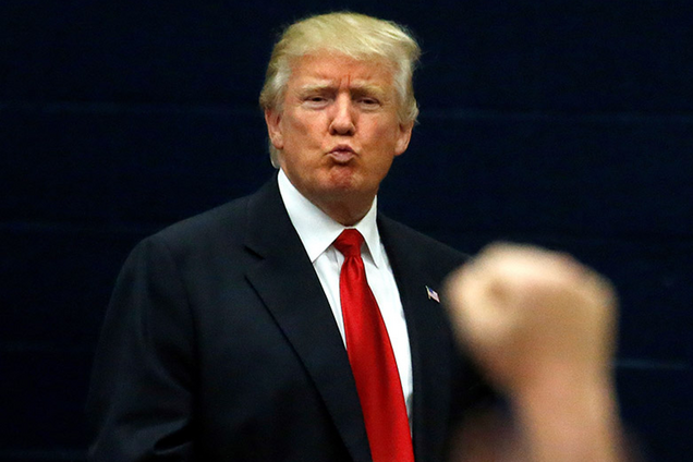 Трамп заявив, що наслідному принцу Саудівської Аравії довелося 'цілувати йому д*пу'. Відео