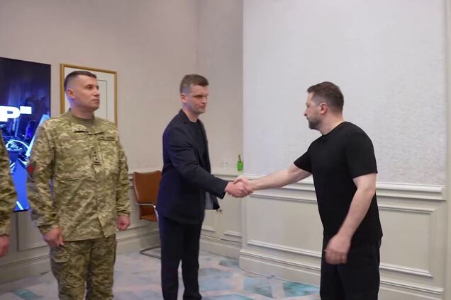 'Мы готовы делиться своей экспертизой': Зеленский в Катаре заслушал доклад украинских экспертов ПВО. Видео