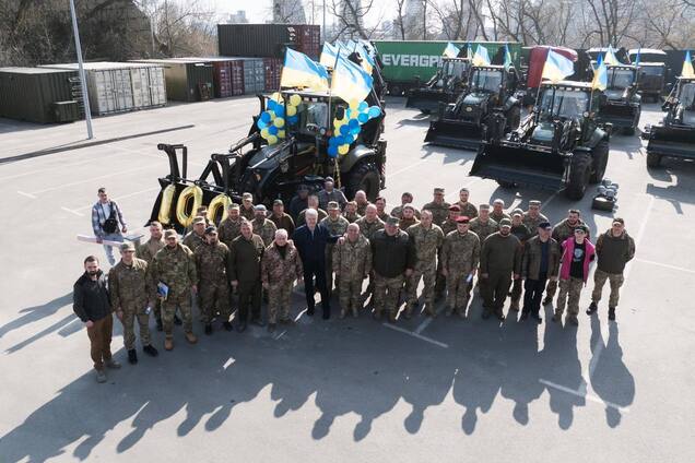 Порошенко передав пікап та техніку підрозділу 'Хижаки висот', в якому служить легендарна 'Пташка'