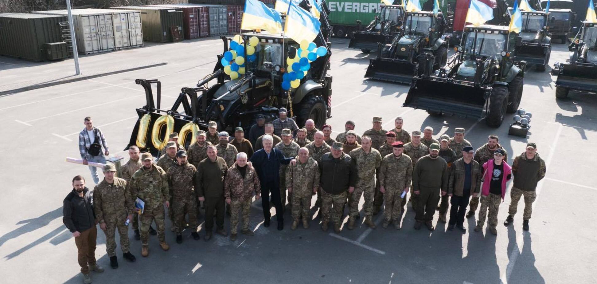 Порошенко передал пикап и технику подразделению "Хищники высот", в котором служит легендарная "Пташка"