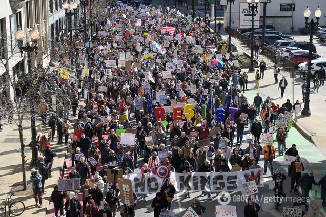 'Без королей': в тысячах городов США проходят антитрамповские митинги. Фото и видео