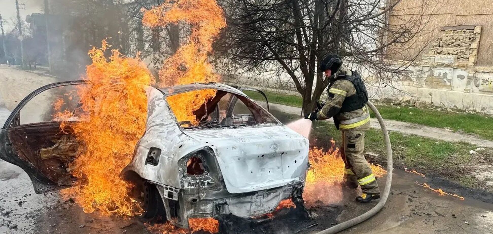 Оккупанты сбросили взрывчатку с дрона на автомобиль в Херсоне: погибла женщина, ранен мужчина