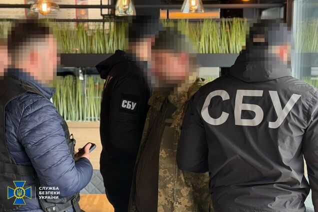 Предлагали за деньги вывезти за границу: в Черкасской области разоблачили еще 5 'уклонистских схем'. Фото