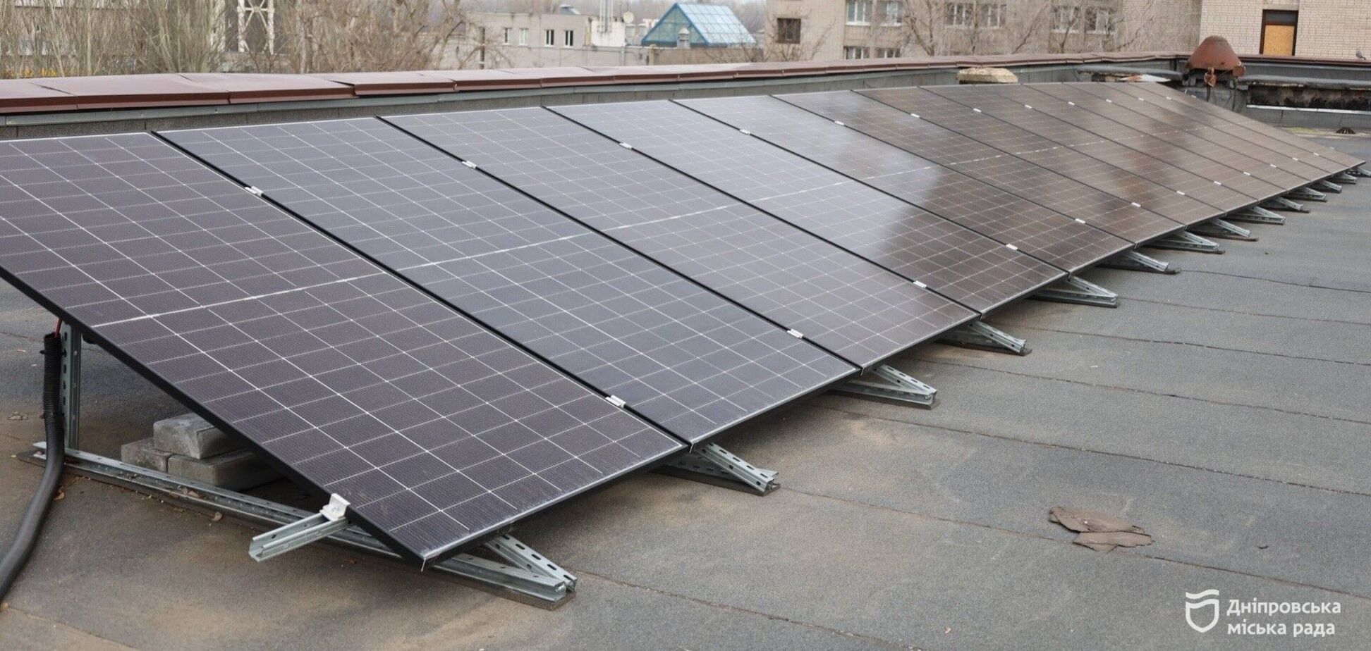 У Дніпрі ще 127 шкіл оснастили сонячними електростанціями