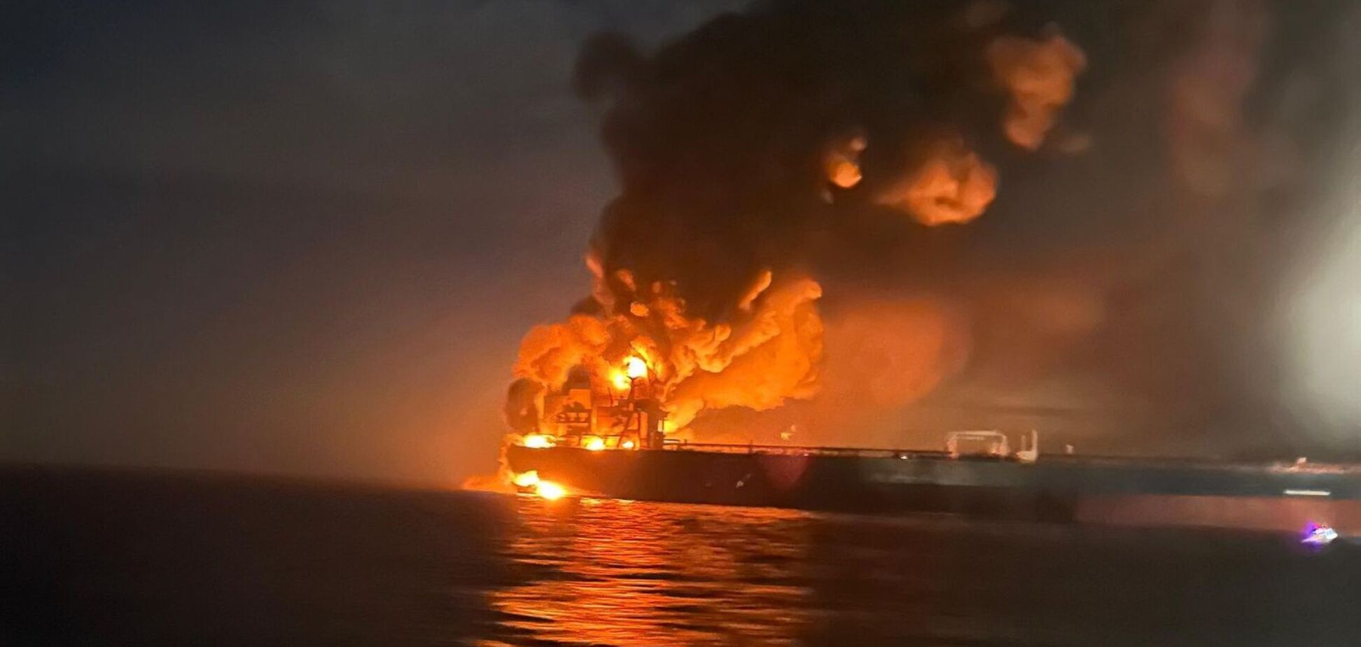 У Середземному морі загорівся танкер тіньового флоту РФ, який перевозив скраплений газ. Відео