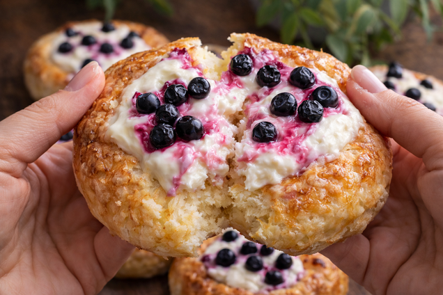 Пухкі домашні ватрушки з кисломолочного сиру: готуються 20 хвилин