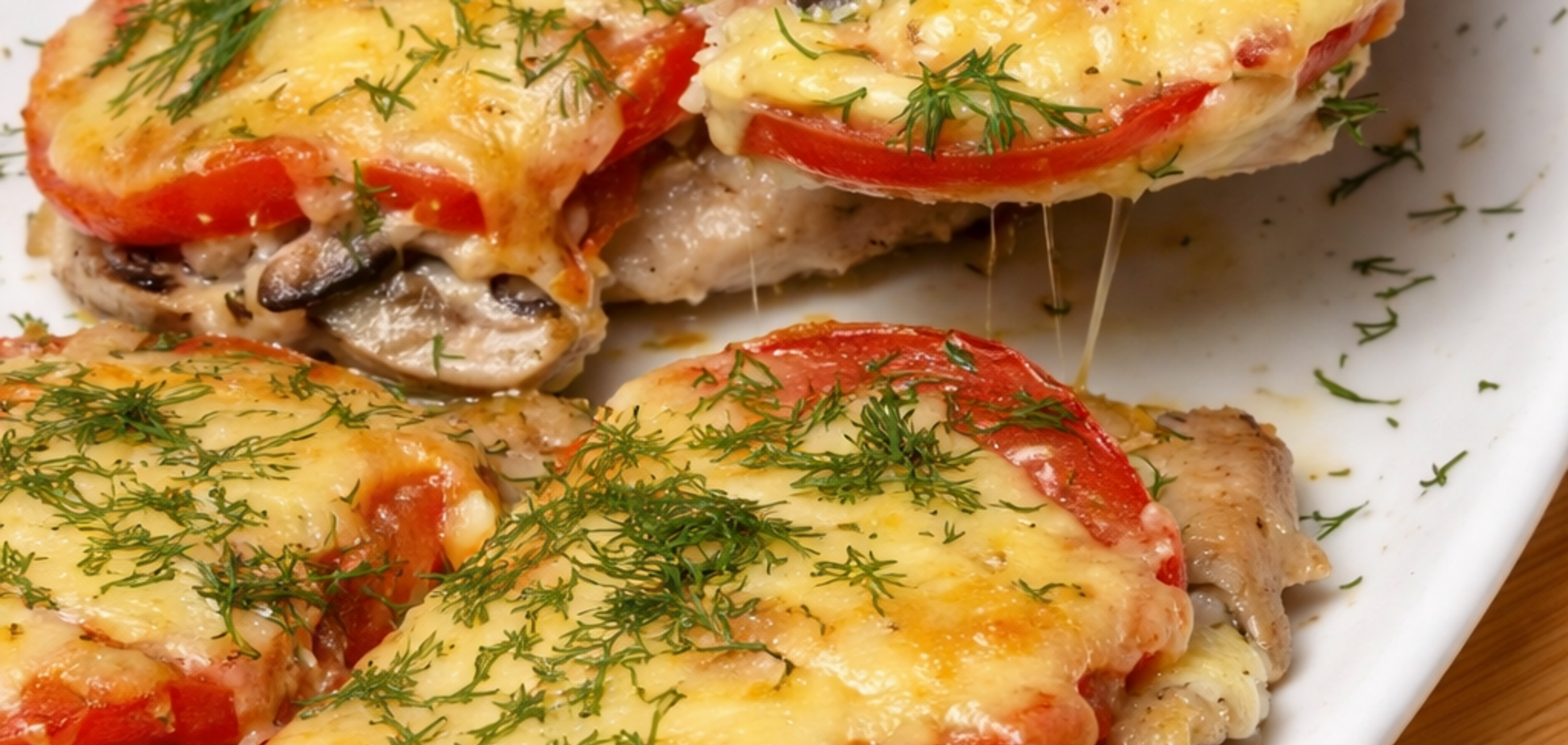 Як приготувати соковите куряче філе в духовці: з помідорами, грибами та сиром