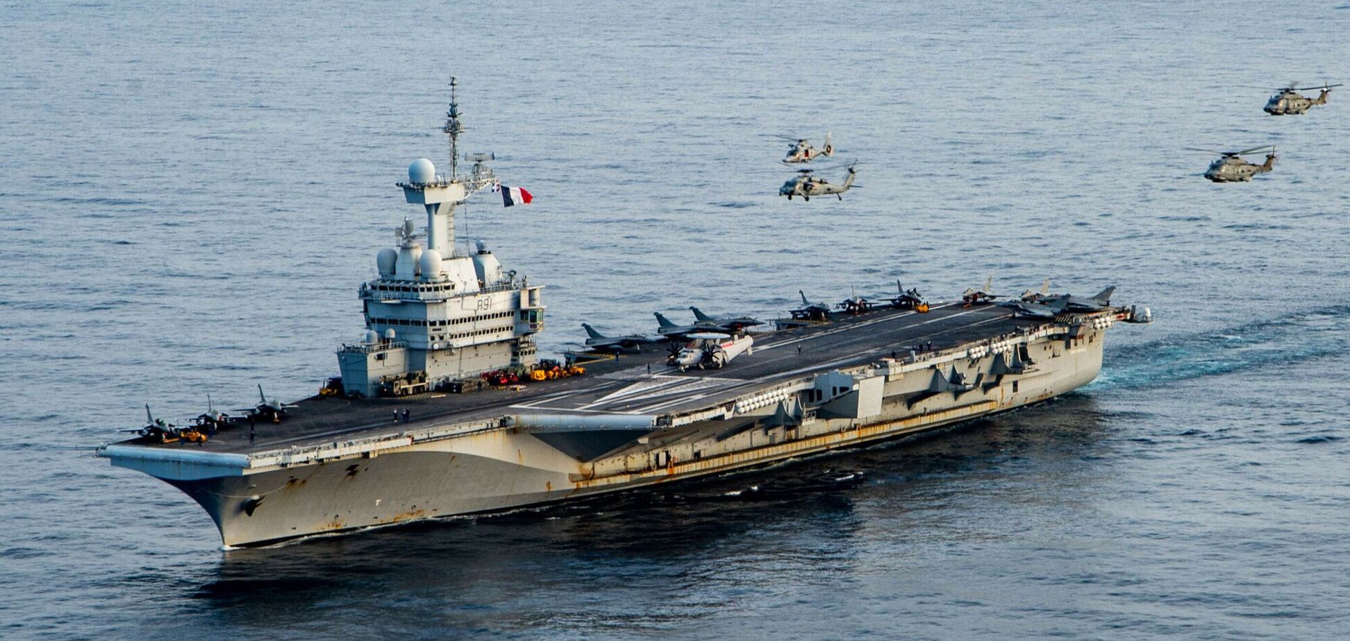 'Ми повинні стояти поруч із нашими друзями': Макрон відправив авіаносець до Середземного моря