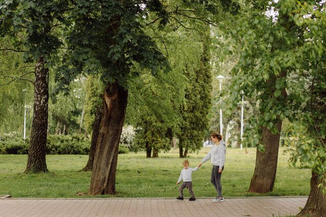 Ілюстрація - жінка з дитиною в парку