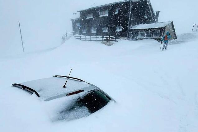 Зима не відпускає: низку країн Європи засипало снігом, попри кінець березня. Фото і відео