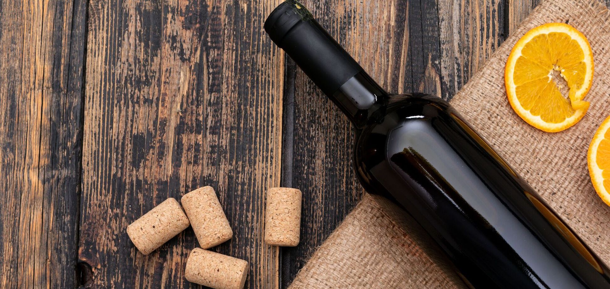 Не викидайте старі пляшки з-під вина: їм можна знайти гарне застосування