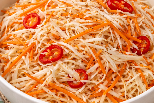Сочный маринованный салат из капусты, болгарского перца и моркови: можно есть уже через час
