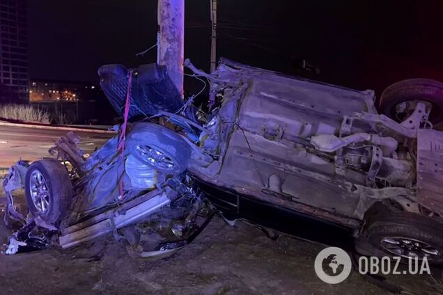 У Києві п’яна водійка легковика протаранила стовп: машину розірвало навпіл. Фото і відео