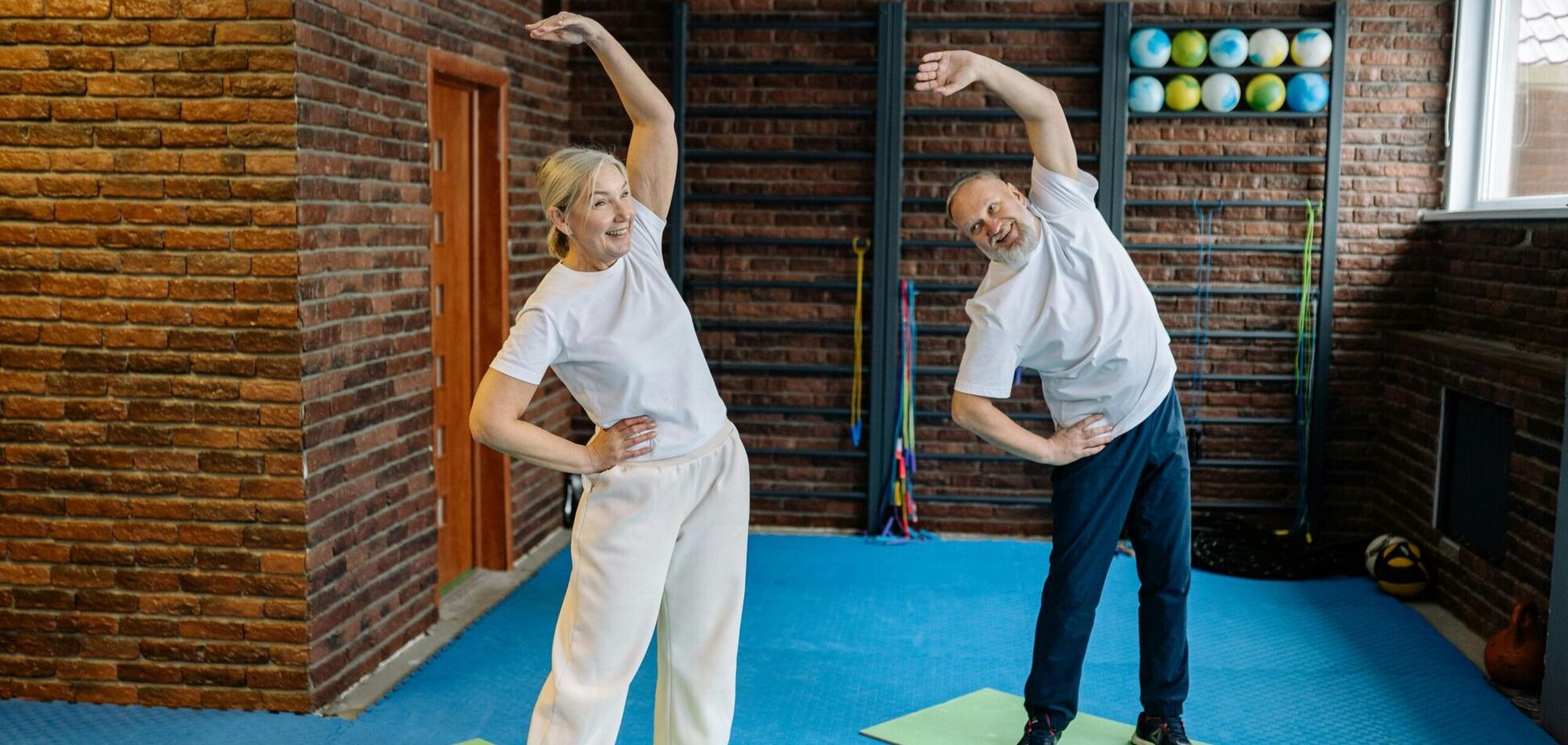 Плоский живіт після 60: п’ять вправ, які працюють краще за класичні скручування