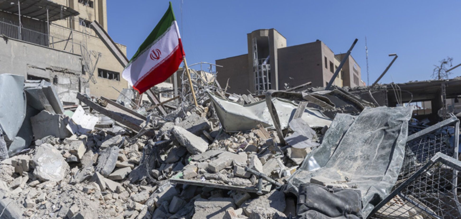 Іранський прапор на руїнах у Тегерані
