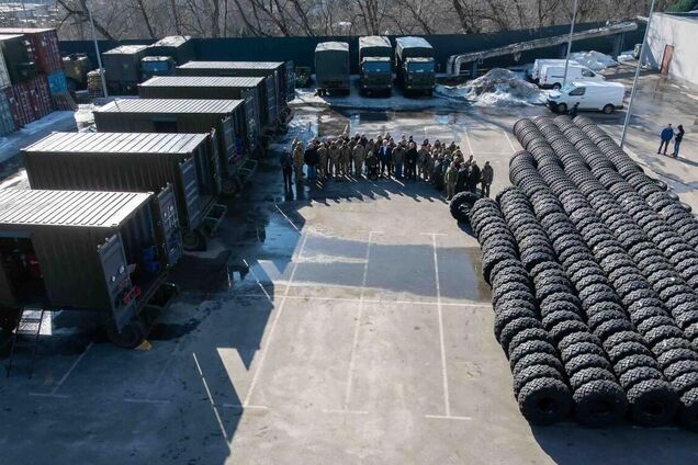 Відправили на фронт нову партію мобільних майстерень та шин: Порошенко показав, як працює волонтерський хаб на базі офісу 'ЄС'