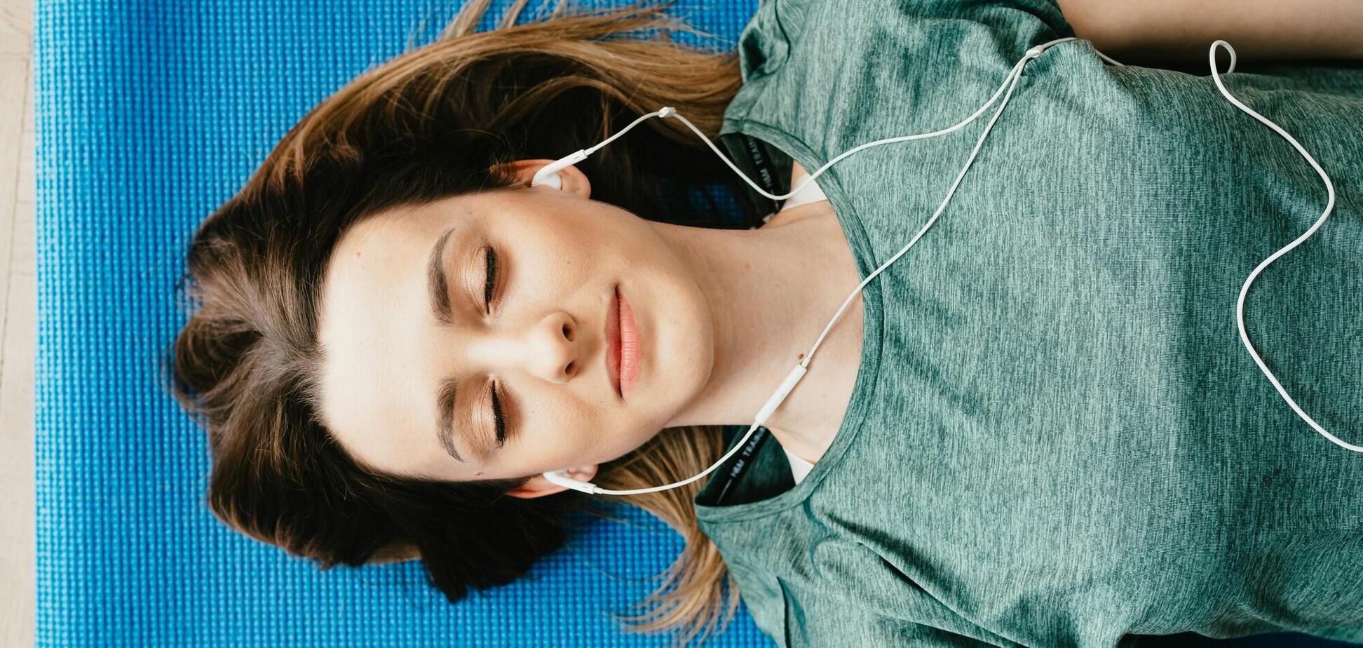 Можно ли спать в наушниках: соблюдайте 'правило вытянутой руки'