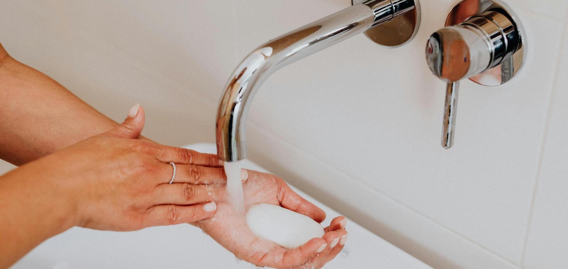 Чем почистить раковины и краны, чтобы блестели как новые: действенное решение