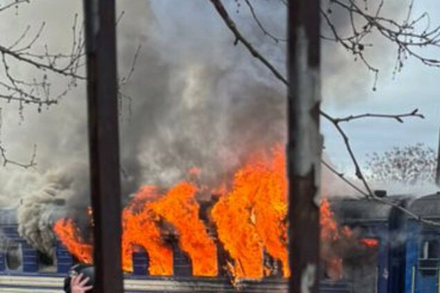 Окупанти атакували потяг у Миколаєві: сталась пожежа, є постраждалий. Фото і відео