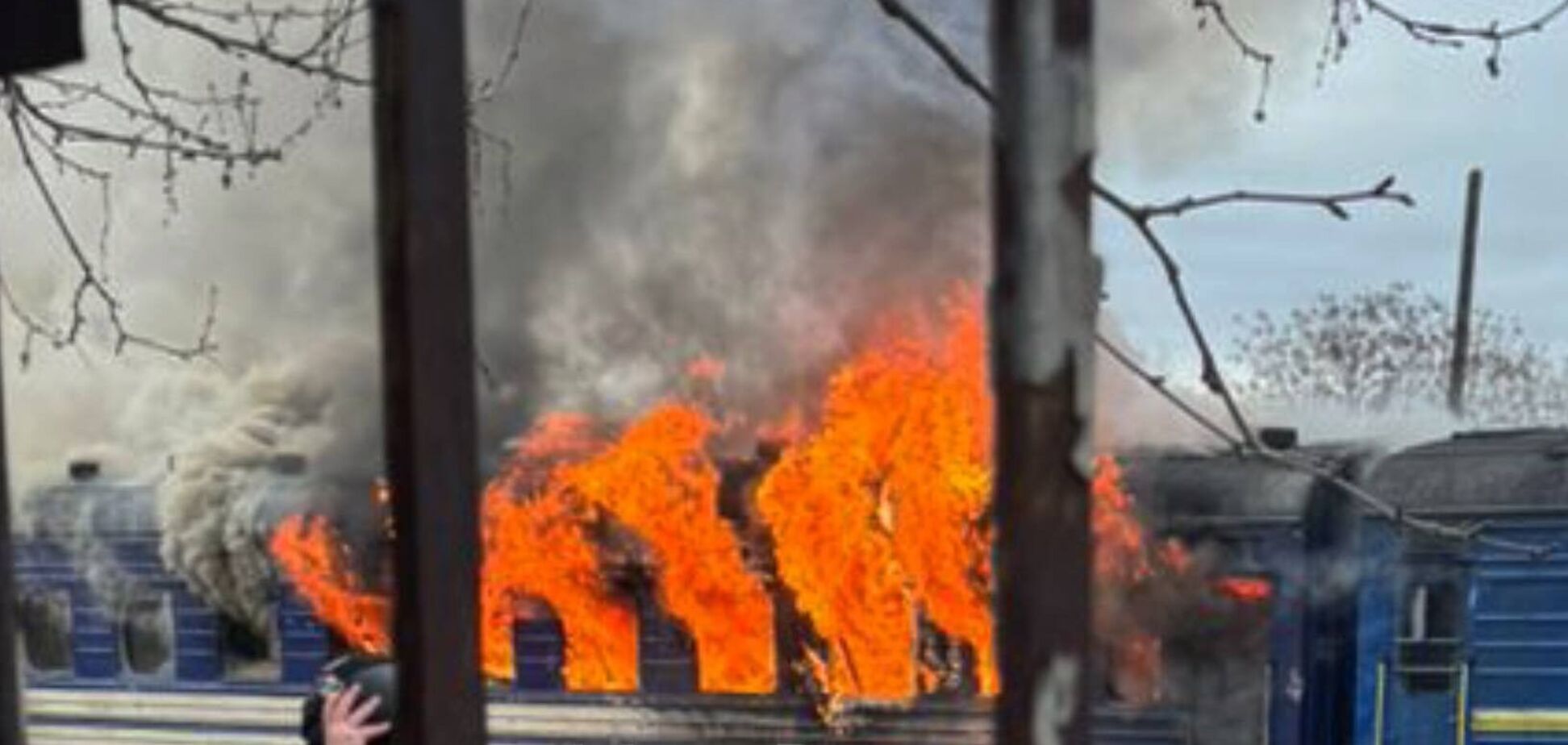 Оккупанты атаковали поезд в Николаеве: произошел пожар, есть пострадавший. Фото и видео