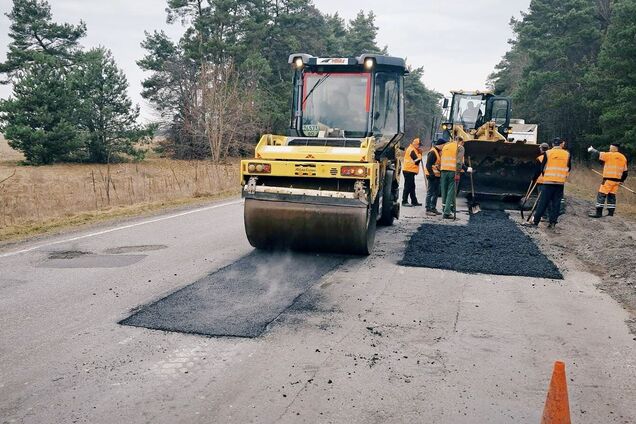 Ямочный ремонт дороги. Иллюстрация