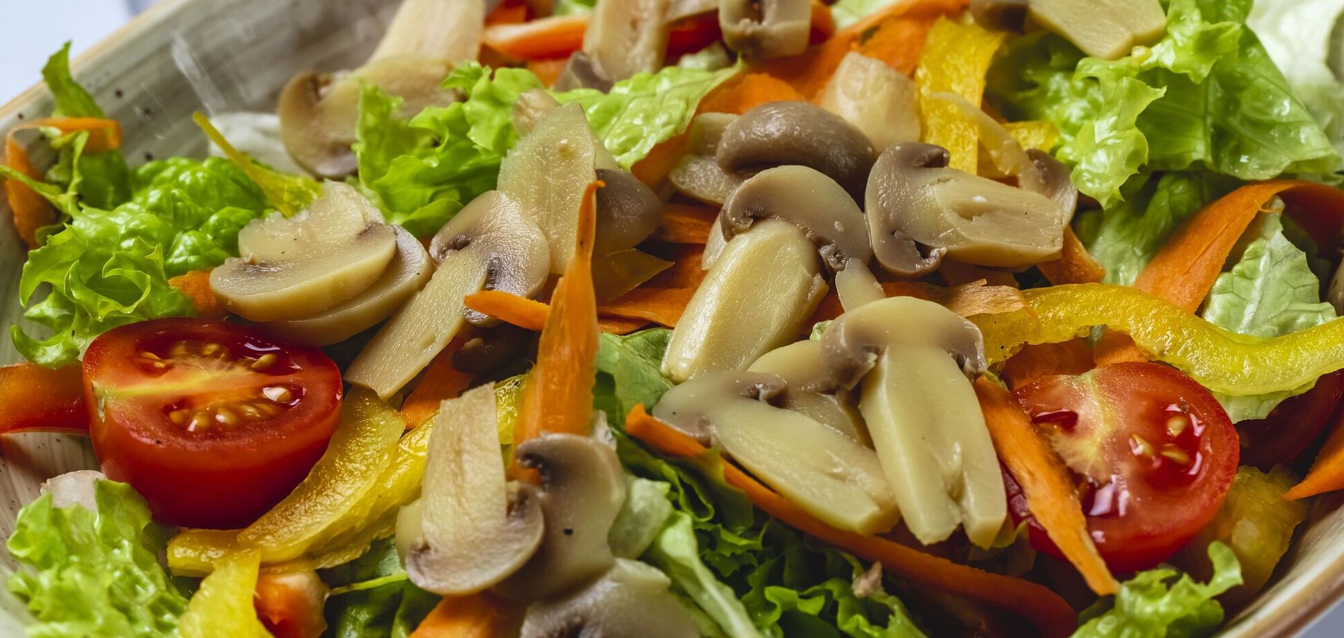 Вкусный теплый салат с курицей и овощами: добавьте легую заправку