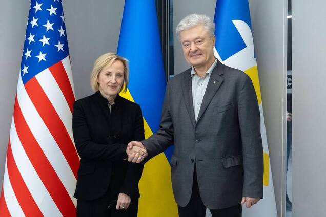 Обговорили широкий спектр питань: Порошенко зустрівся із тимчасовою повіреною у справах США в Україні Джулією Девіс