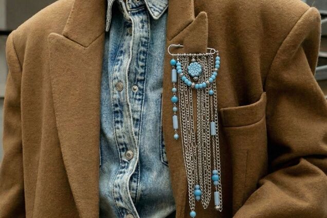 Тренд весны 2026: как обновить пальто всего одним аксессуаром