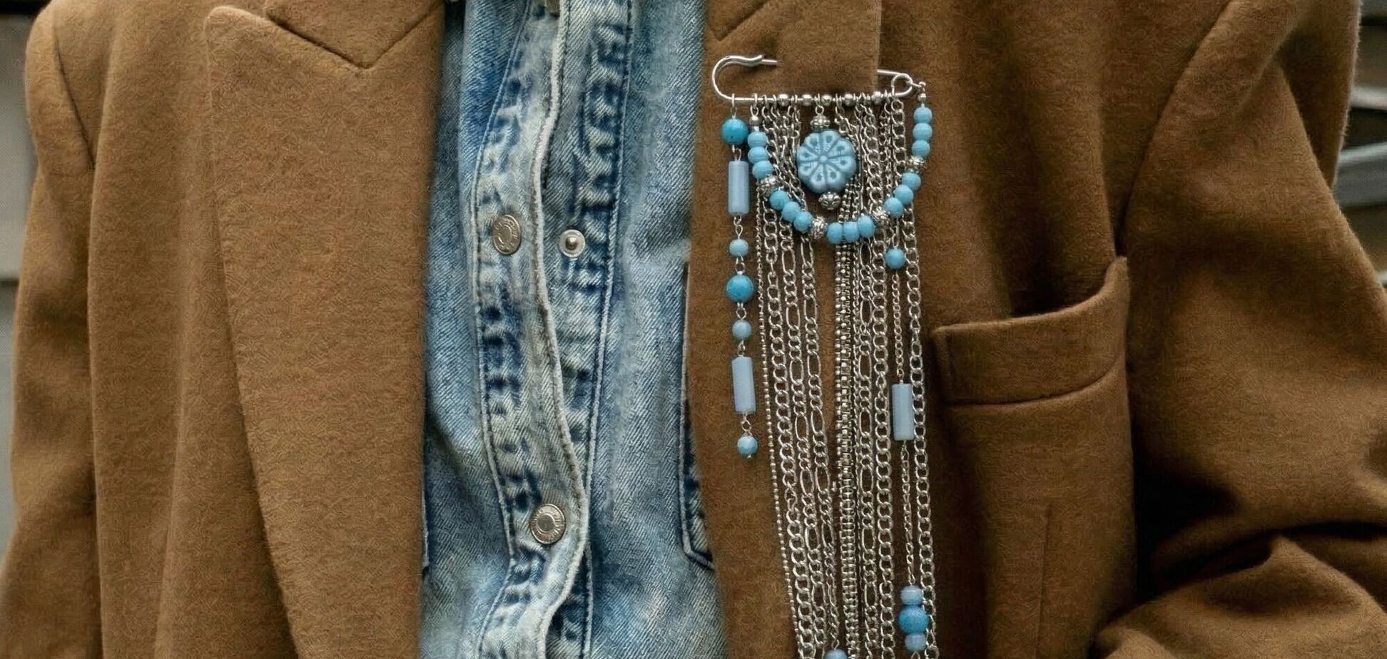 Тренд весни 2026: як оновити пальто лише одним аксесуаром