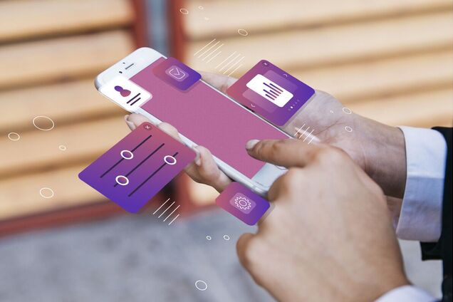 Використання онлайн-банкінгу зі смартфона та ноутбука. Ілюстрація