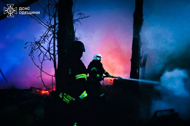 Окупанти атакували Одещину: сталась пожежа на базі відпочинку, пошкоджено цивільний транспорт. Фото