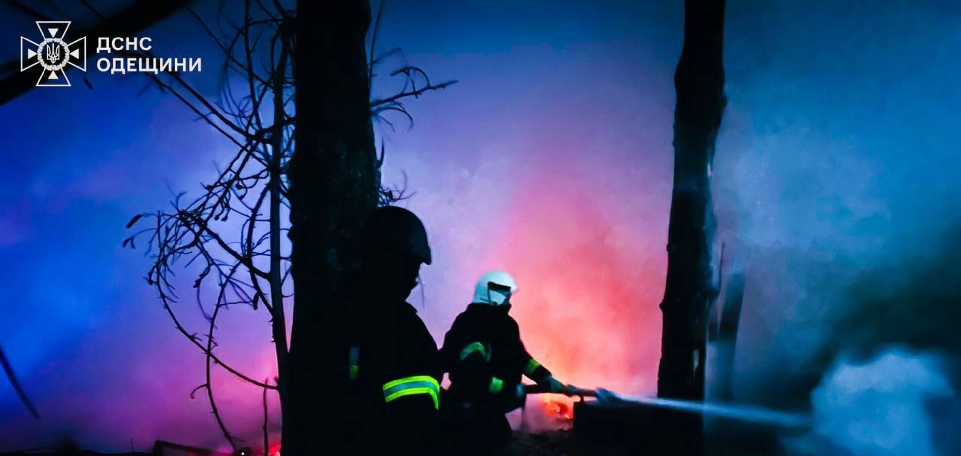 Окупанти атакували Одещину: сталась пожежа на базі відпочинку, пошкоджено цивільний транспорт. Фото