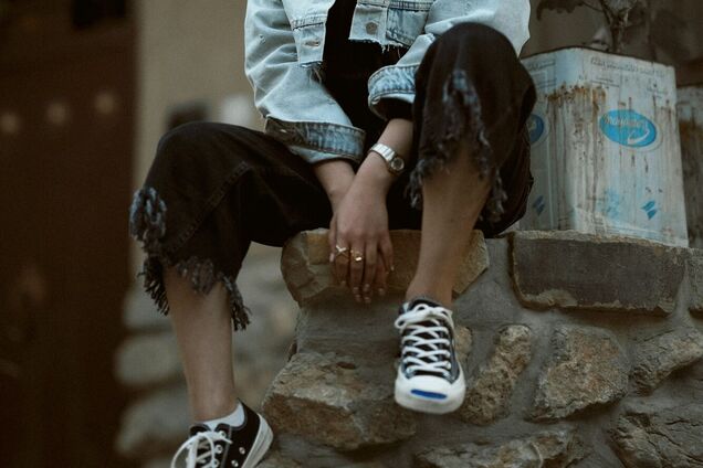 Не блакитні: які джинси модні цієї весни. Фото