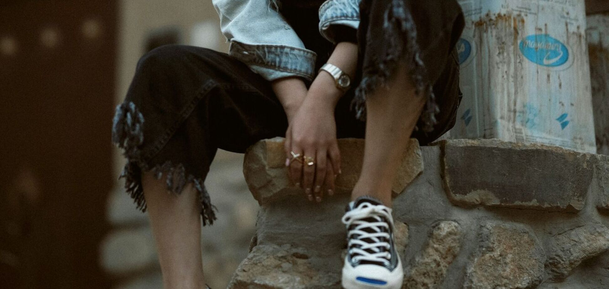 Не блакитні: які джинси модні цієї весни. Фото