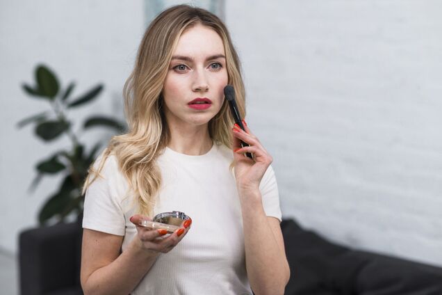 Це тягне обличчя вниз: як не можна наносити рум’яна