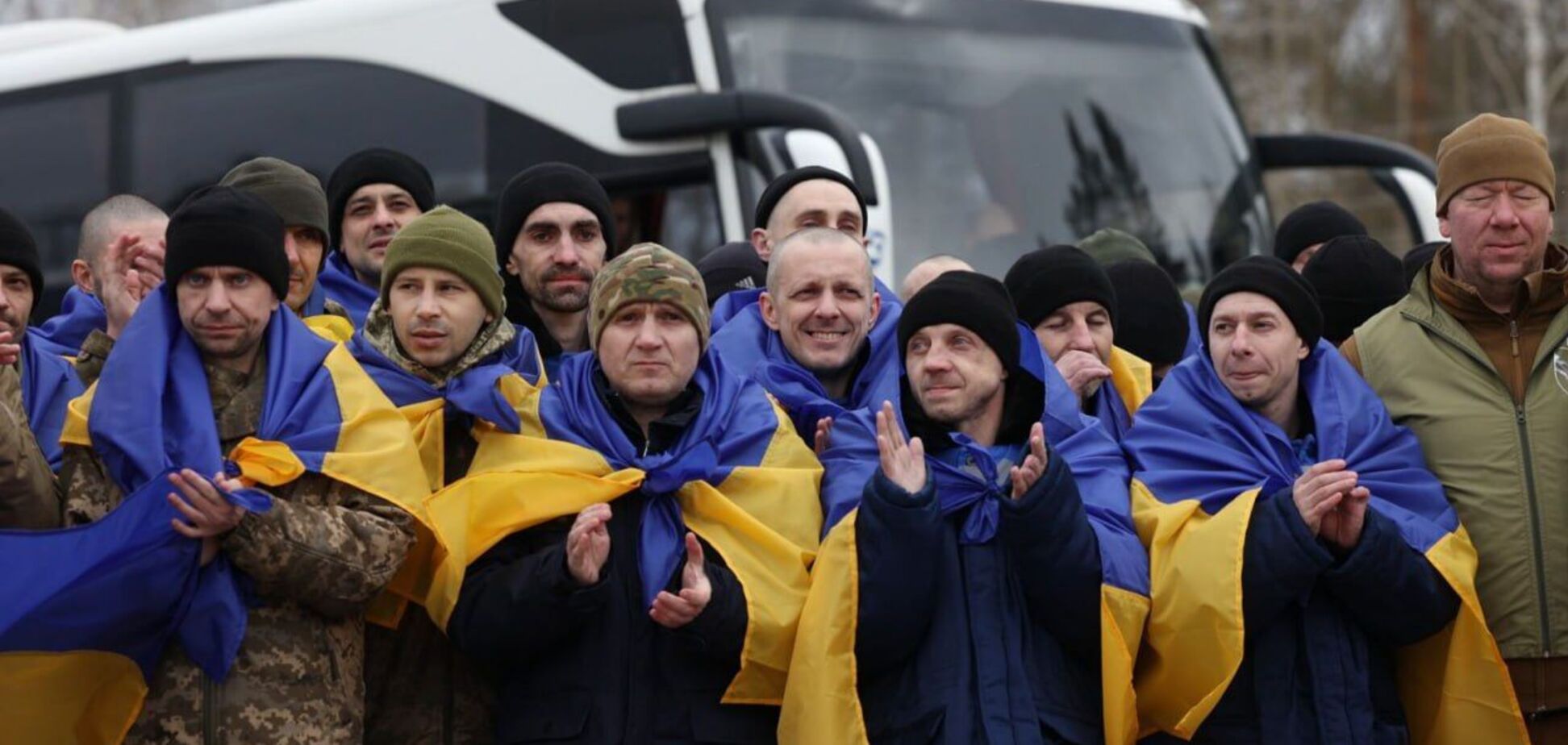 'Спасибо, что вытащили меня': освобожденный из плена пограничник показал куртку, которую хранил 25 месяцев. Видео