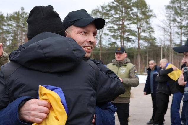 Сотні українських захисників повертаються додому: Зеленський повідомив про новий обмін полоненими. Фото