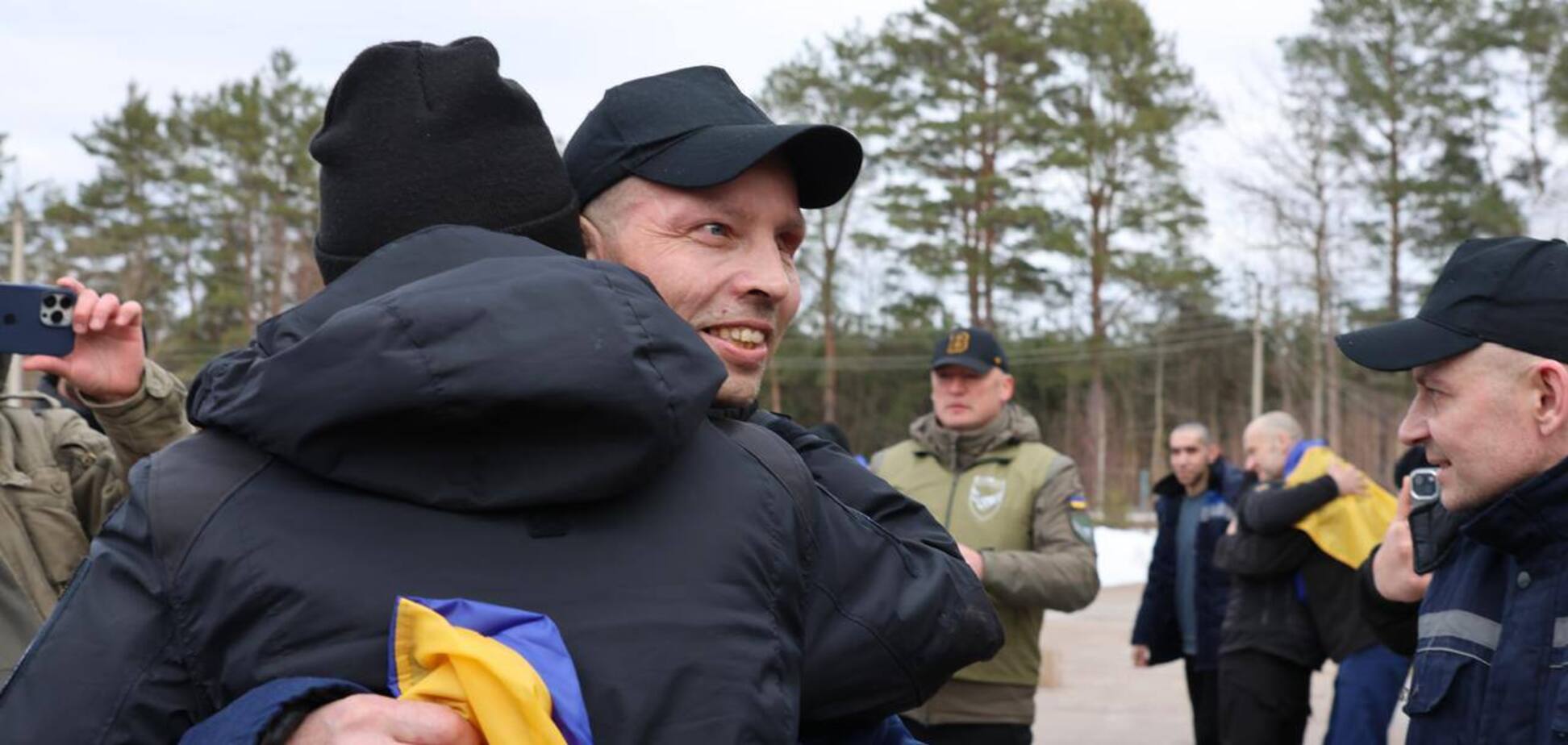 Сотні українських захисників повертаються додому: Зеленський повідомив про новий обмін полоненими. Фото