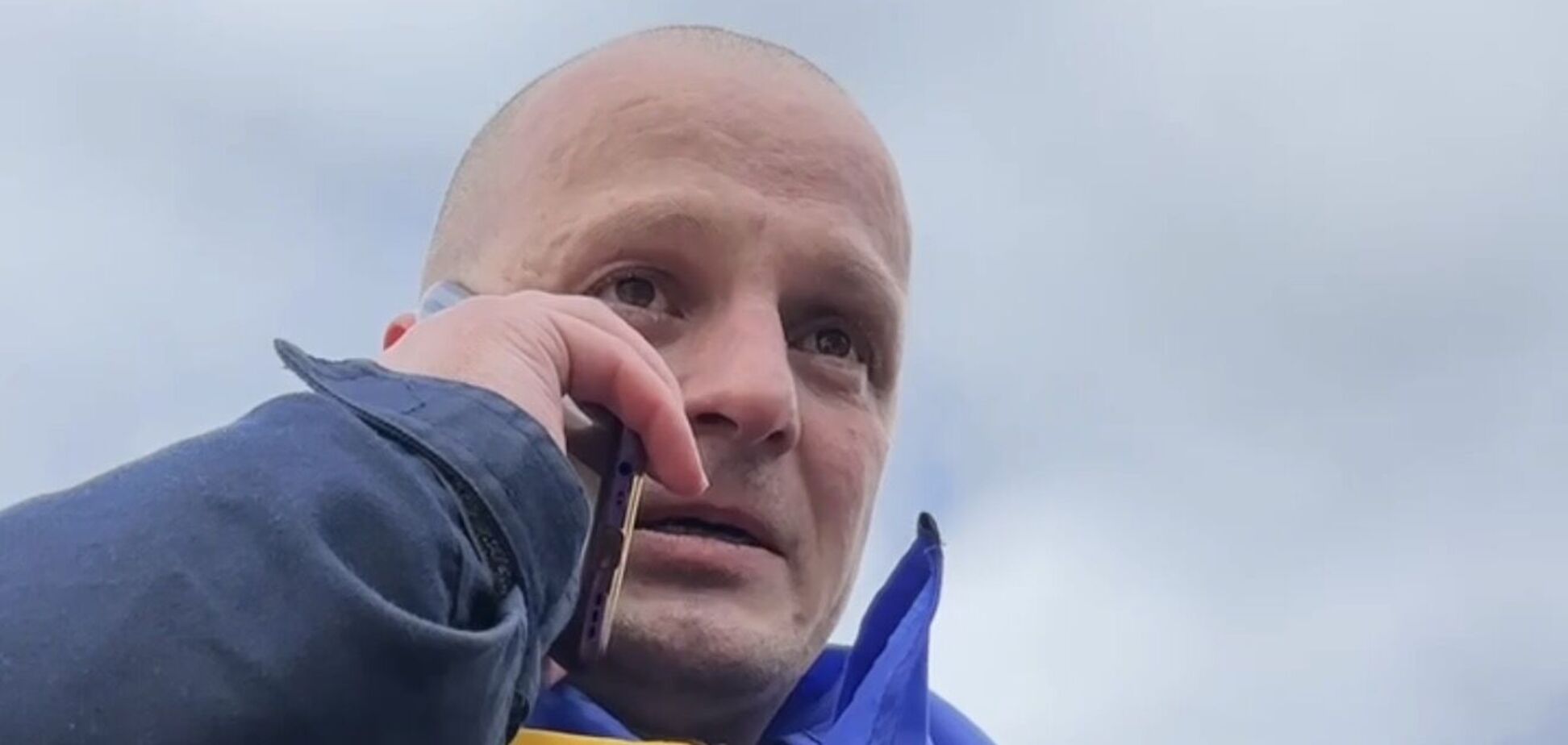 'Я вас більше і на хвилину не покину': мережу вразила емоційна розмова звільненого з полону захисника з рідними. Відео